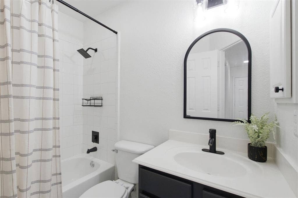 604 Creek View Drive, Prosper, TX 75078 upstairs full bathroom