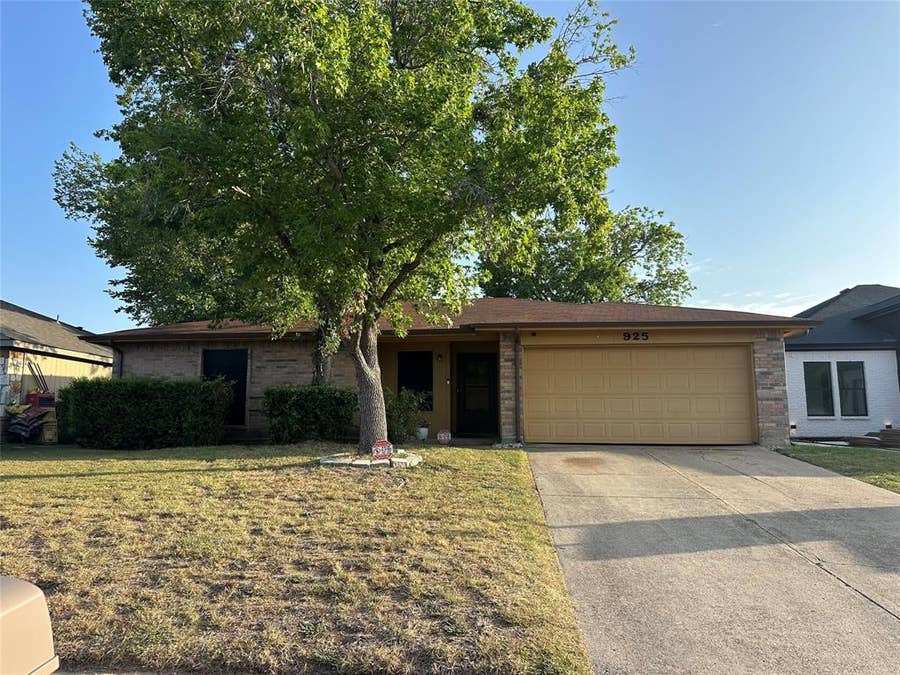 Property photo for 925 Woodcrest Drive, Lancaster, TX