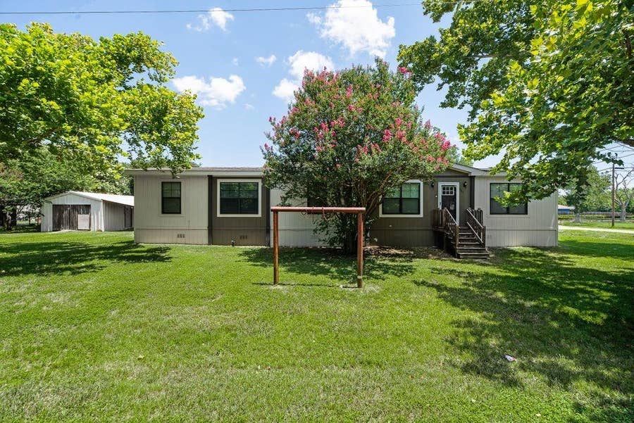 Property photo for 501 W 3rd Street, Maypearl, TX