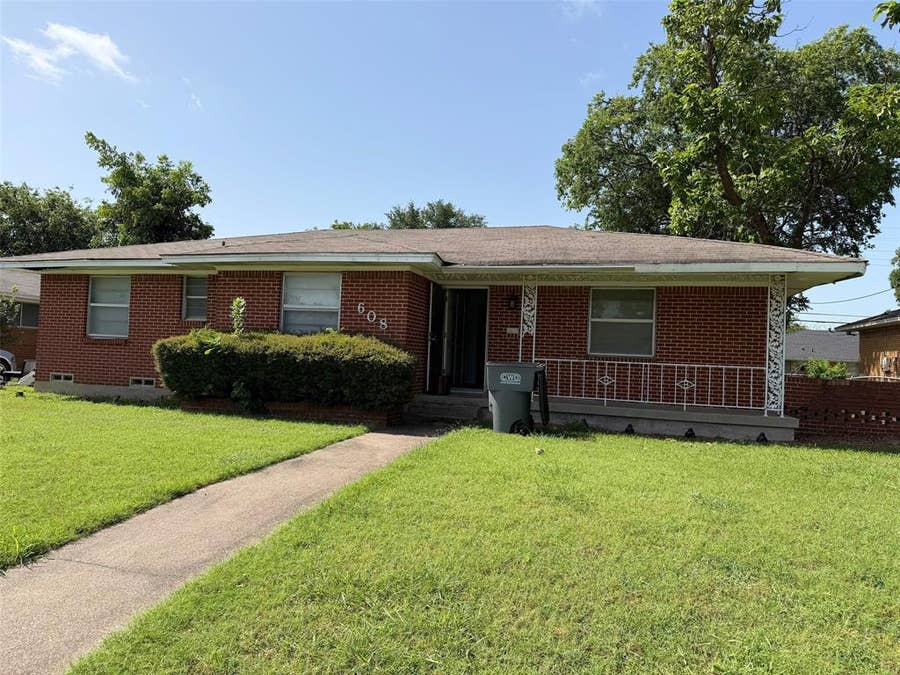 Property photo for 608 Donlee Road, Lancaster, TX