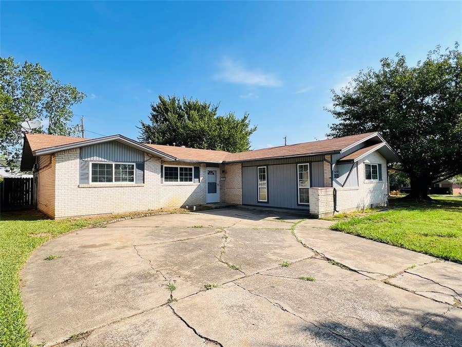Property photo for 3033 Mccarthy Street, Irving, TX