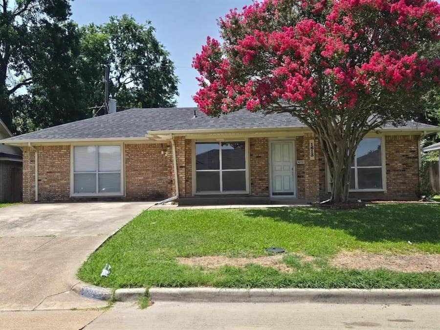 Property photo for 1613 S Bent Tree Trail, Grand Prairie, TX