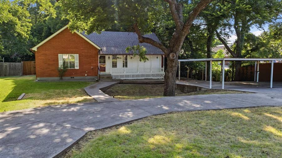 Property photo for 1406 S Elm Street, Weatherford, TX