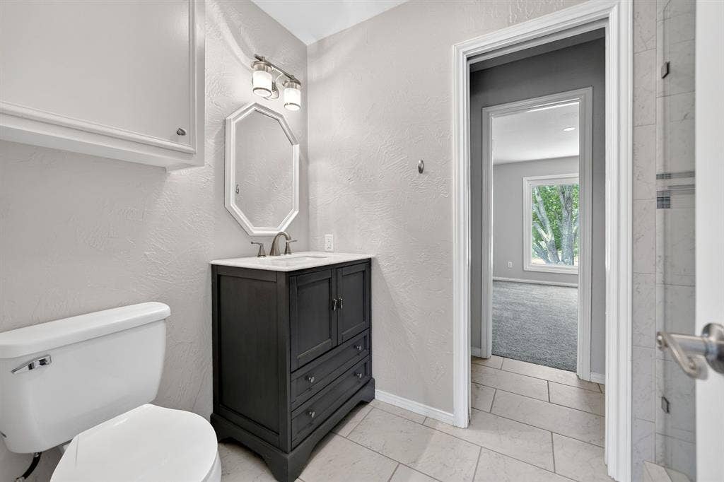 1201 Robbins Road, Athens, TX 75751 2nd Floor- Left Side Jack / Jill Style Bathroom.