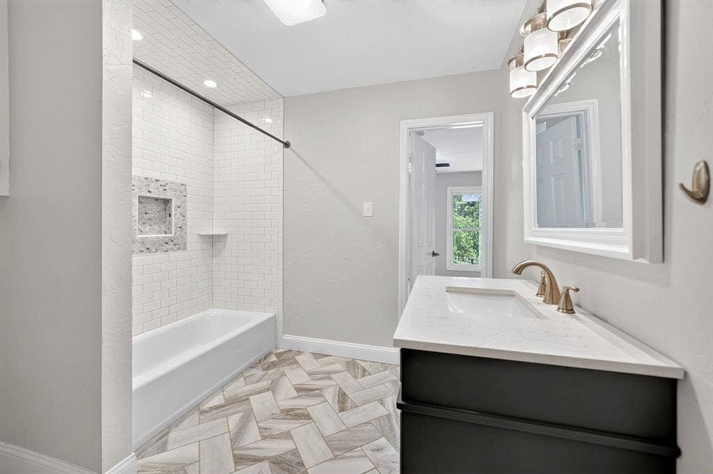 1201 Robbins Road, Athens, TX 75751 2nd Floor- Right Side Jack/Jill Bathroom