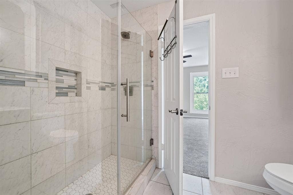 1201 Robbins Road, Athens, TX 75751 2nd Floor- Left Side Jack / Jill Style Bathroom