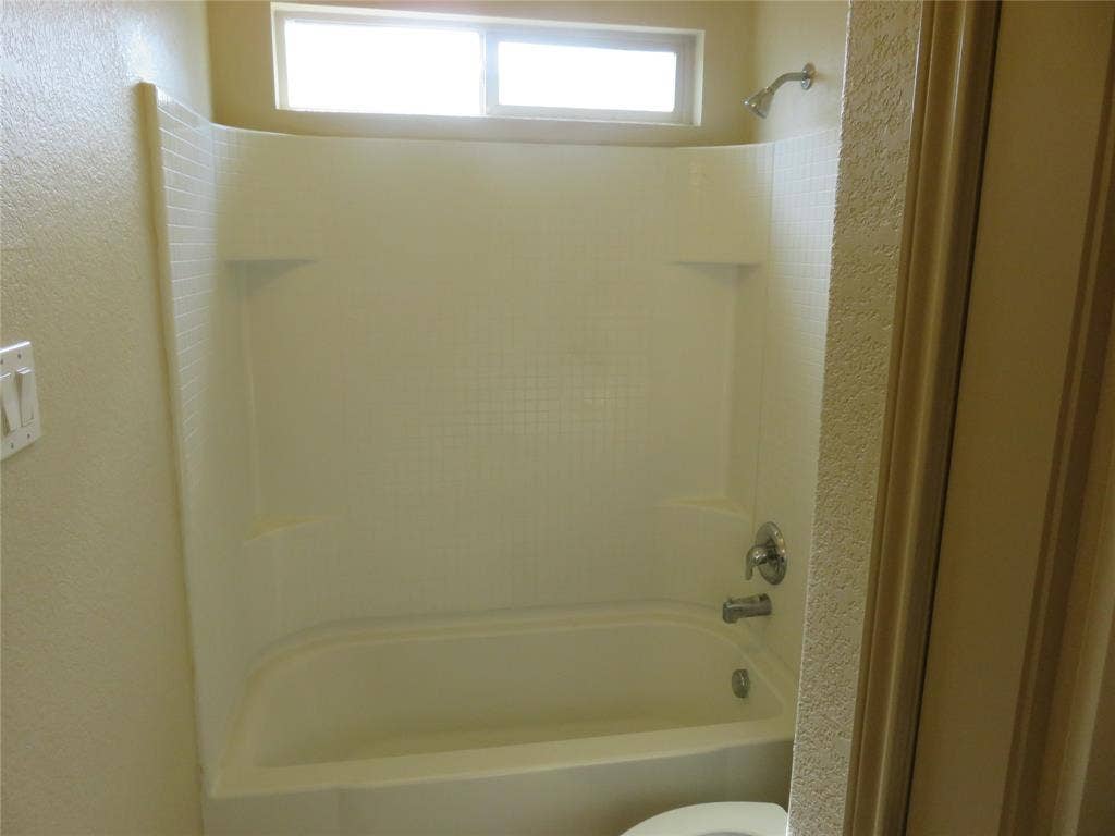 1122 Walter Stephenson Road, Midlothian, TX 76065 Bathroom