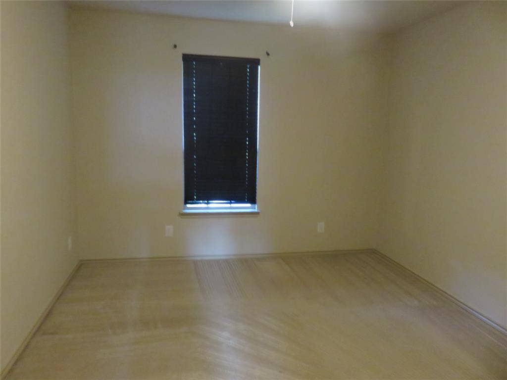 1122 Walter Stephenson Road, Midlothian, TX 76065 Neutral-toned walls complement the light-colored carpeting