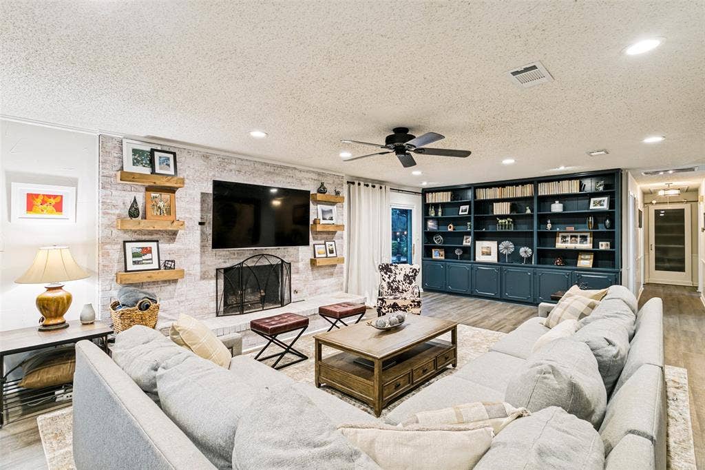 2845 Autumn Drive, Hurst, TX 76054 2845 Autumn Drive, Hurst, TX 76054