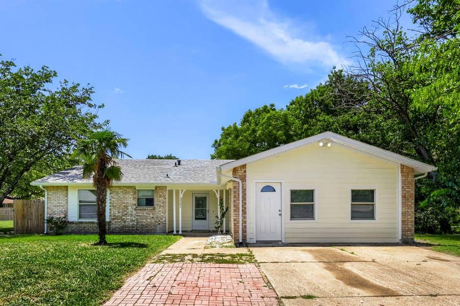 Property photo for 1521 Oakbrook Court, Lancaster, TX