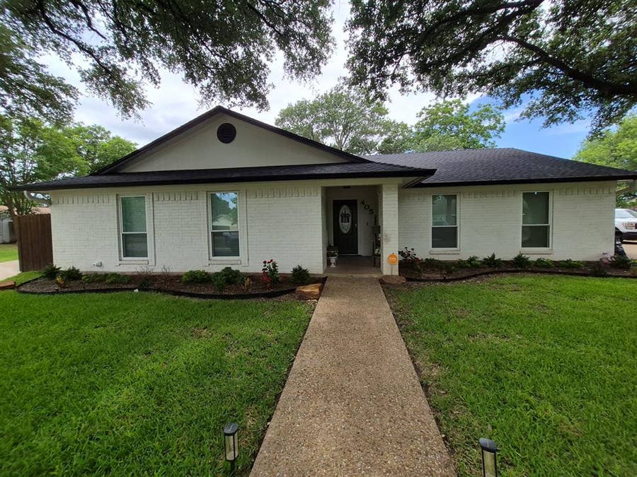 Property photo for 405 W Lindenwood Lane, Hewitt, TX