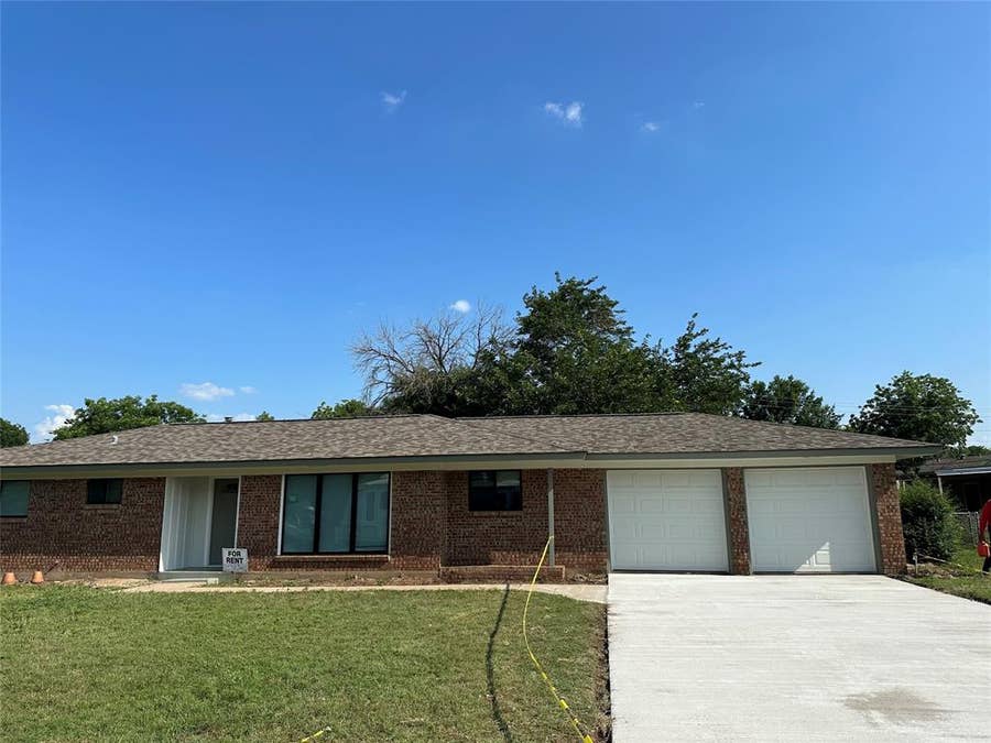 Property photo for 905 Elizabeth Boulevard, Granbury, TX