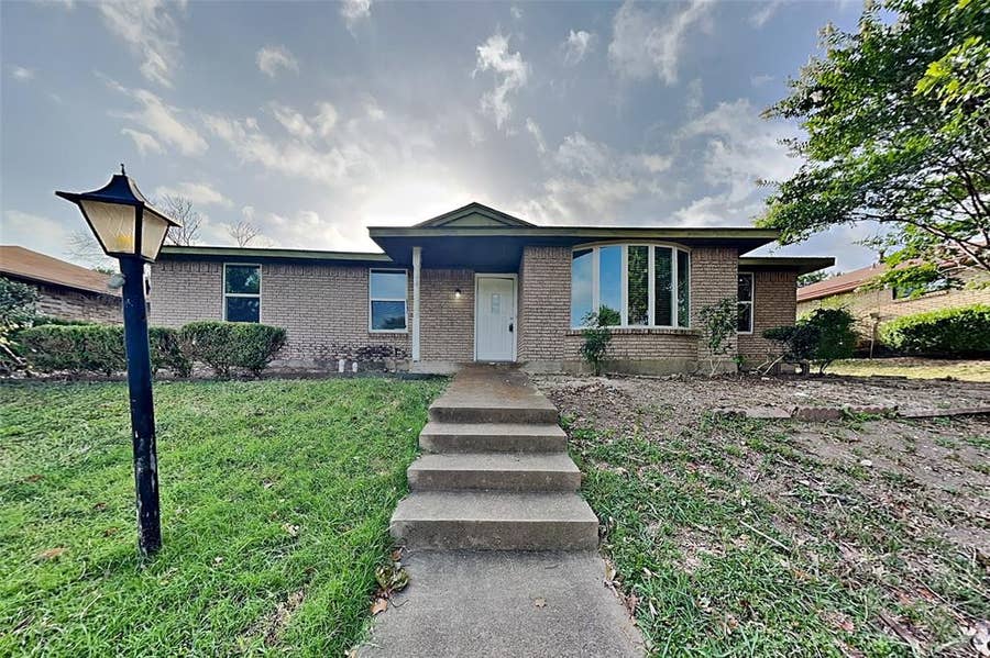 Property photo for 7624 Oak Garden Trail, Dallas, TX