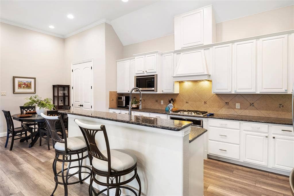 8721 Ludlow Drive, Frisco, TX 75036 Island and breakfast bar for eating-in.