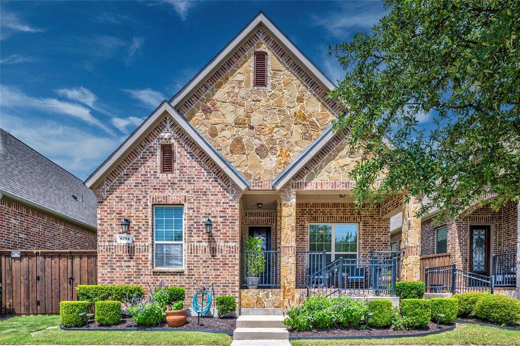 8721 Ludlow Drive, Frisco, TX 75036 Charming 3 bedroom, 2 bath home with front porch! Meticulously maintained front yard for incredible curb appeal!
