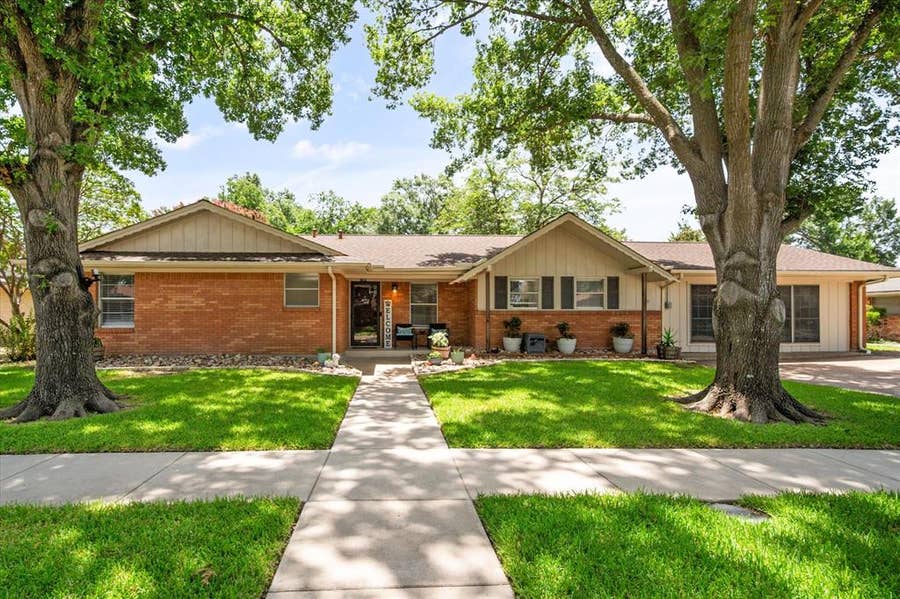 Property photo for 1409 Sundale Street, Ennis, TX