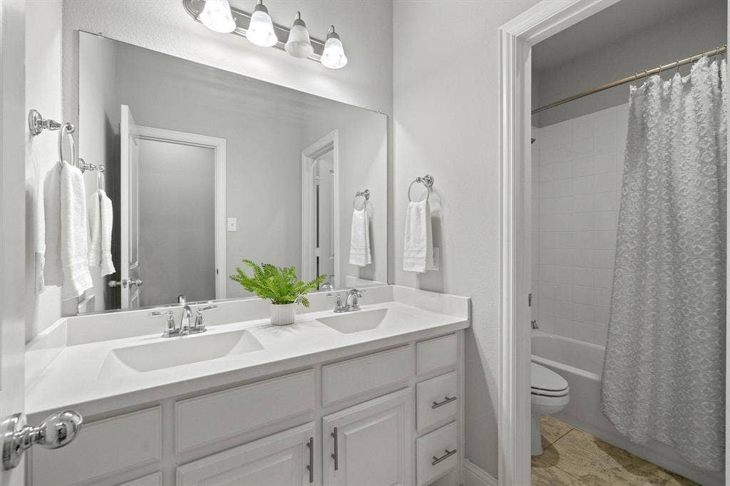 Full bathroom for guest bedrooms 2 and 3.