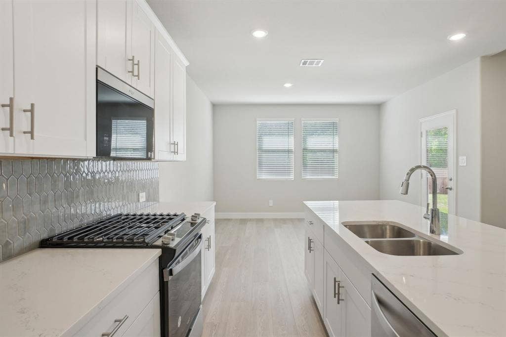 4011 Benbrook Drive, Farmersville, TX 75442 Photo is not of the actual home, but is an inspirational photo of builder’s model home and may depict options, furnishings, and/or decorator features that are not included.