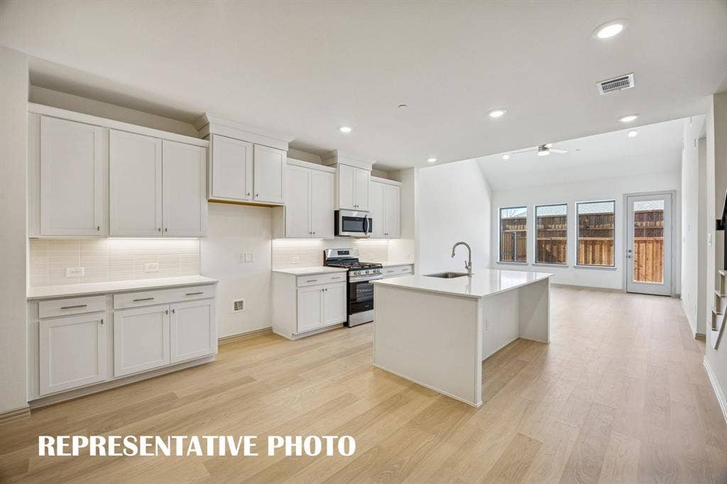 3563 Pierce Lane, Grand Prairie, TX 75052 You'll enjoy outstanding storage and prep space in this dream kitchen! REPRESENTATIVE PHOTO