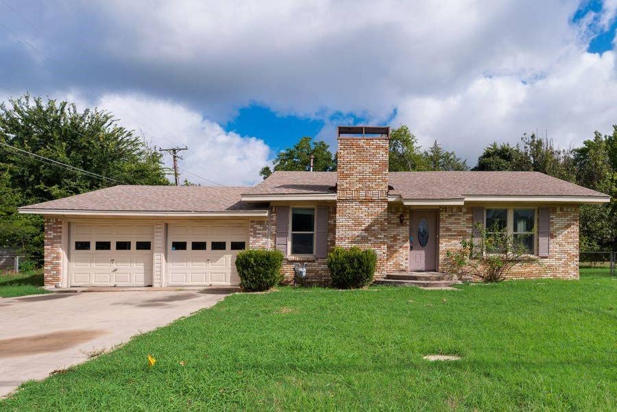 Property photo for 604 Casa Linda Street, Ennis, TX