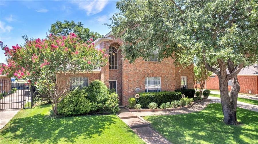 Property photo for 1300 Yellowstone Lane, Carrollton, TX