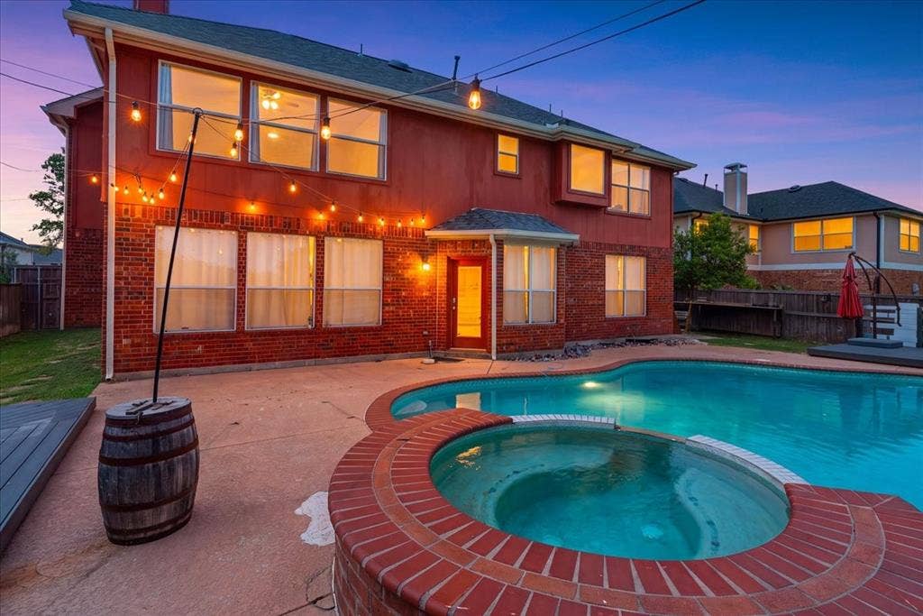 1013 Larkspur Drive, Allen, TX 75002 Swimming pool and integrated spa with brick surround