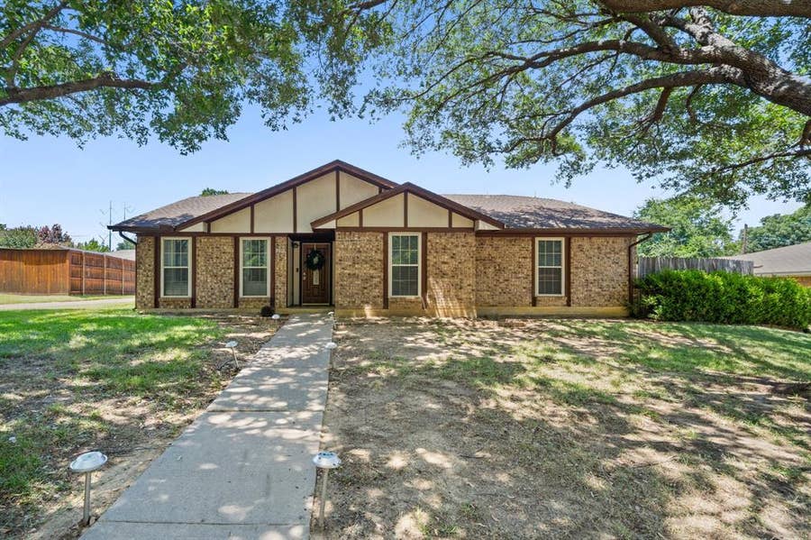 Property photo for 2010 S Arbor Rose Drive, Grand Prairie, TX