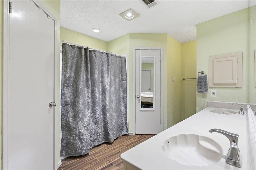 1017 Spicewood Drive, Plano, TX 75025 1017 Spicewood Drive, Plano, TX 75025