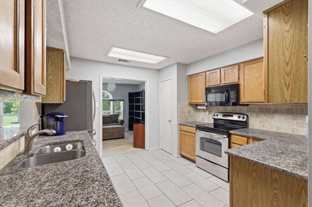 1017 Spicewood Drive, Plano, TX 75025 1017 Spicewood Drive, Plano, TX 75025