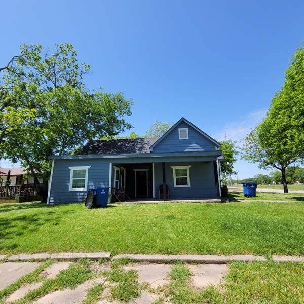 Property photo for 801 NW Main Street, Ennis, TX