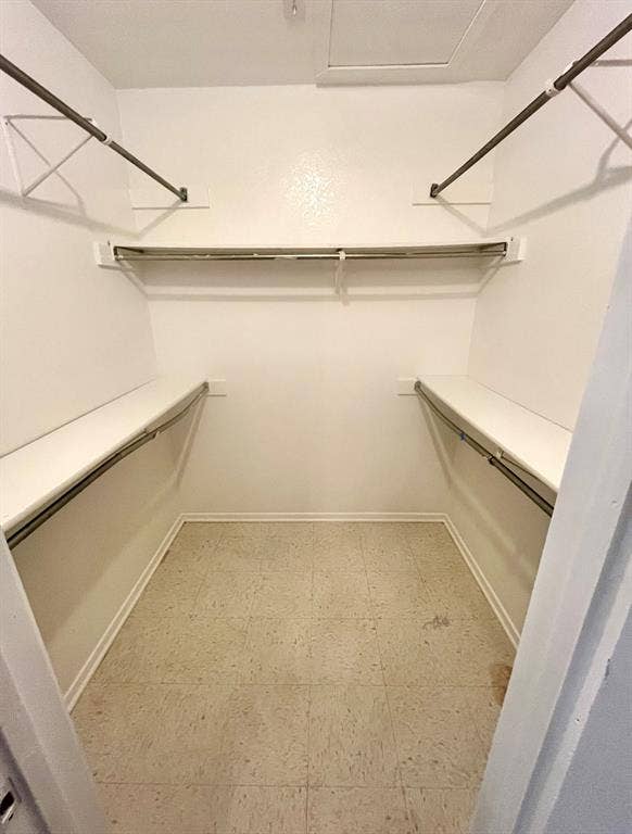 506 W Green Avenue, Killeen, TX 76541 Walk in closet featuring light flooring