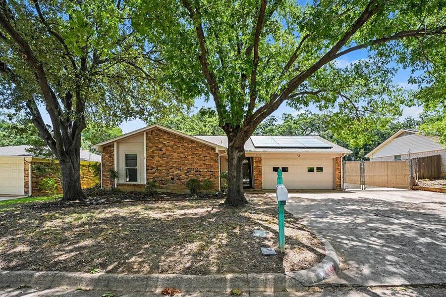 Property photo for 2721 Lucas Drive, Arlington, TX