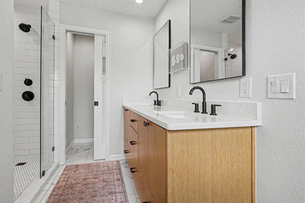 708 Summer Place, Murphy, TX 75094 Newly remodeled primary bath with shower and tub area. Updated cabinets, counters, mirrors and hardware.