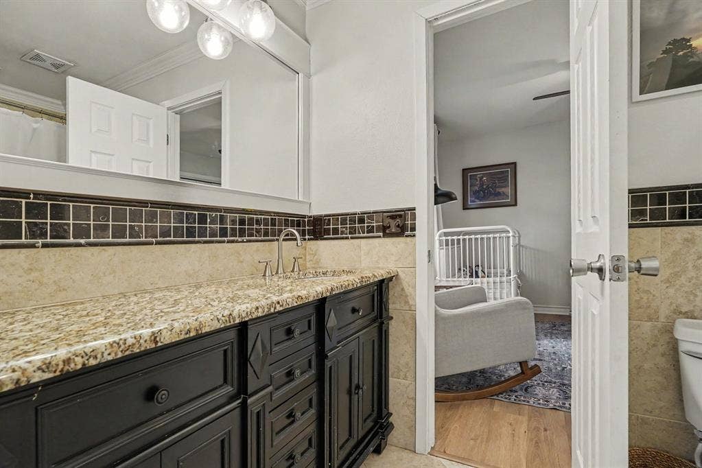 708 Summer Place, Murphy, TX 75094 Shared Bathroom