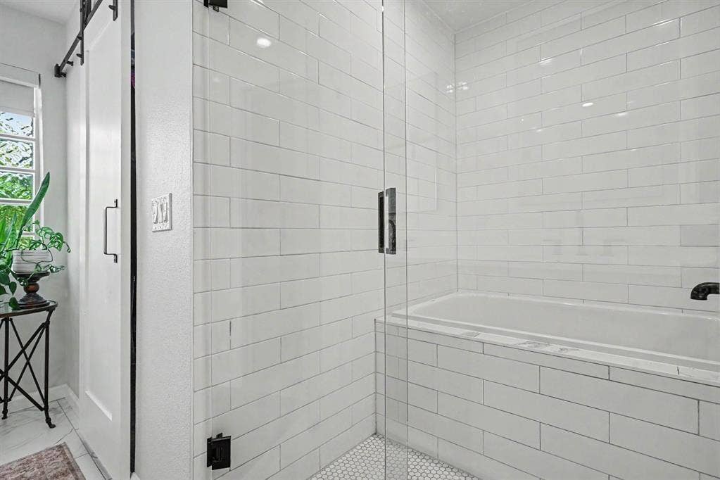 708 Summer Place, Murphy, TX 75094 Fabulous Tub and Shower Area