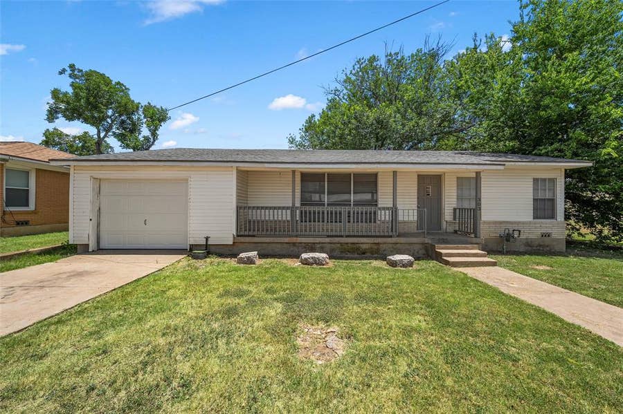 Property photo for 303 Avenue E, Moody, TX