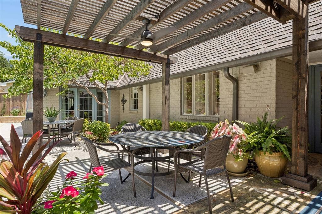 6829 Midcrest Drive, Dallas, TX 75254 Multiple seating and entertaining areas to enjoy the views.
