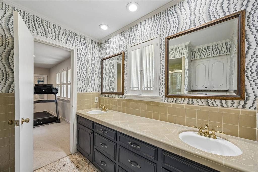 6829 Midcrest Drive, Dallas, TX 75254 Jack and Jill Bath for Bedrooms 2 and 3 with dual sinks and tub shower combo.