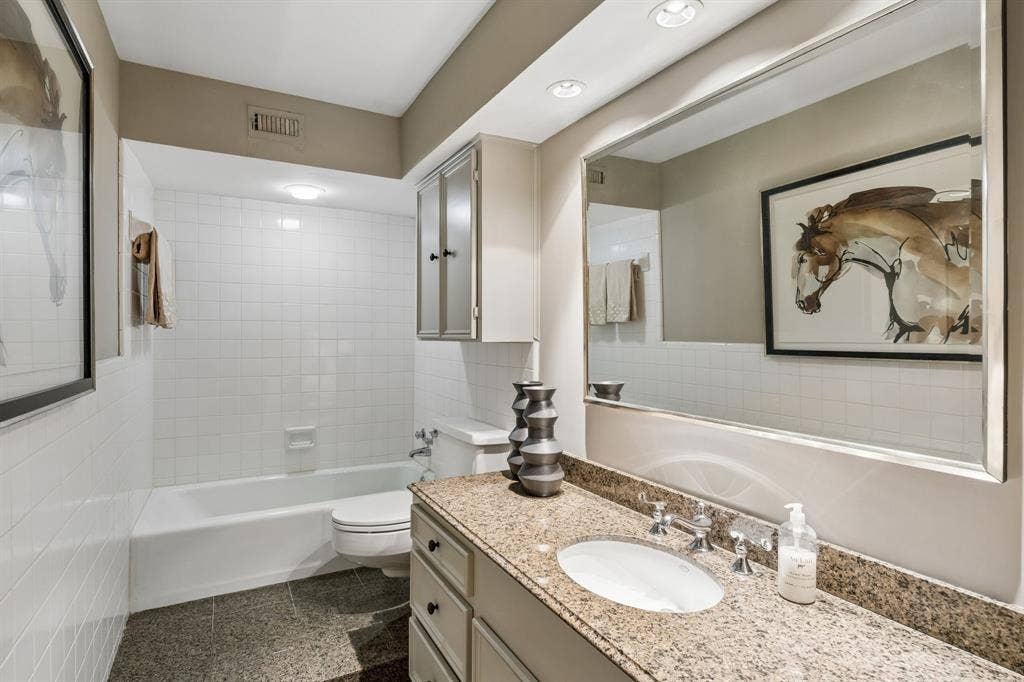 6829 Midcrest Drive, Dallas, TX 75254 Upstairs Full Bath with Tub.