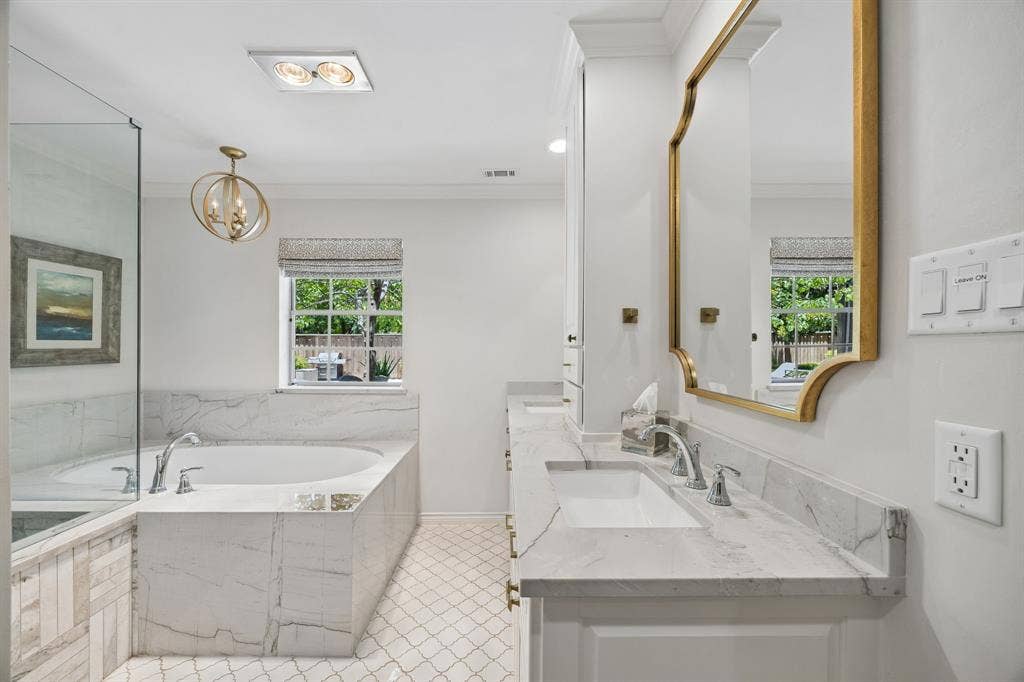 6829 Midcrest Drive, Dallas, TX 75254 Soaking Tub and Separate Shower