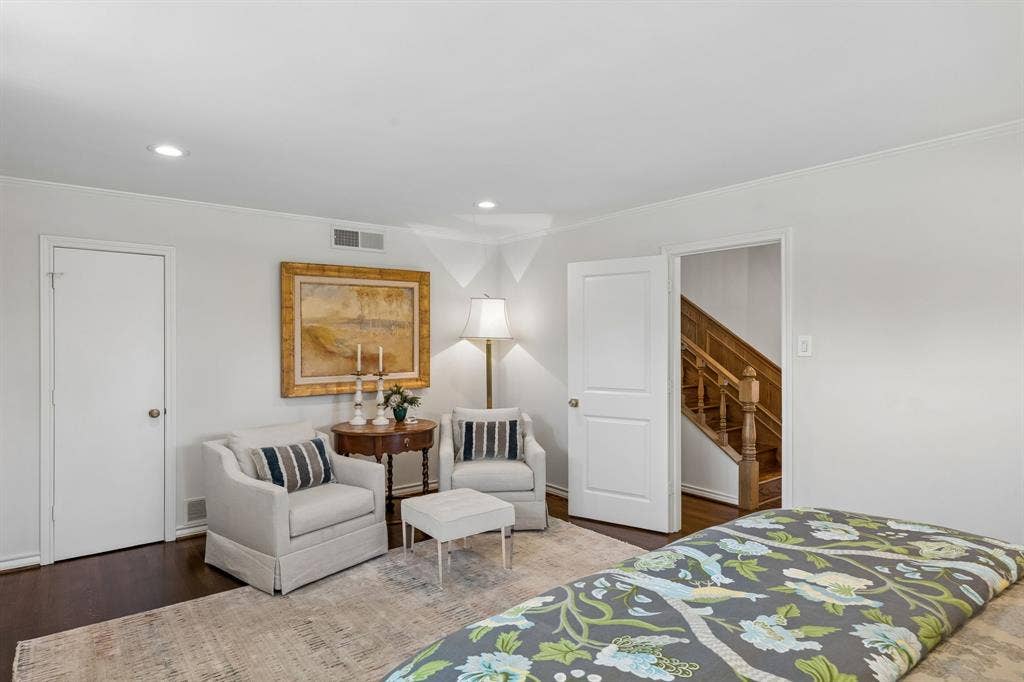 6829 Midcrest Drive, Dallas, TX 75254 Bedroom 5 sitting area and large walk-in closet,