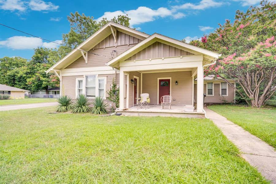 Property photo for 208 W Denton Street, Ennis, TX