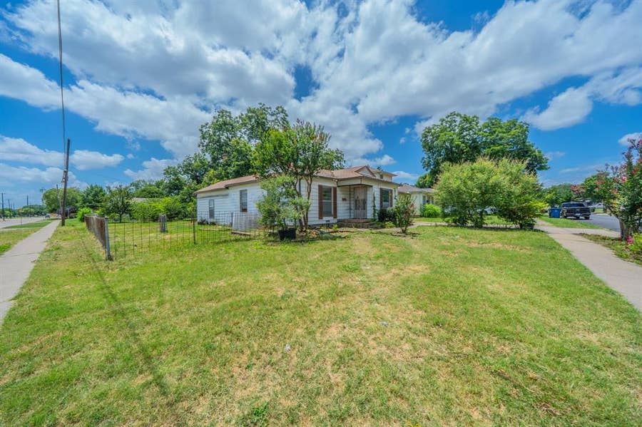 Property photo for 800 Mimosa Drive, Garland, TX