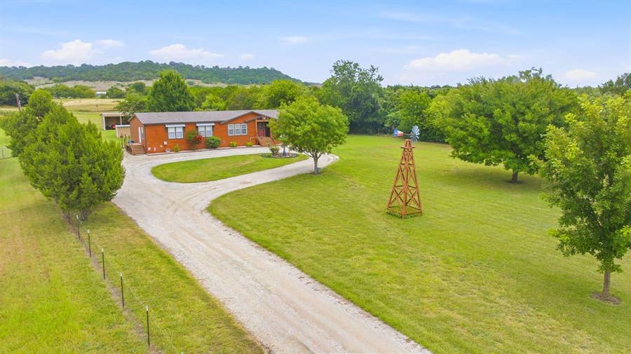 Property photo for 2914 Oak Court, Granbury, TX