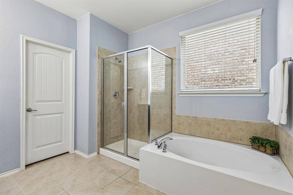 3500 Brazos Street, Melissa, TX 75454 separate shower and soaking tub