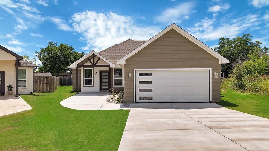 Property photo for 5115 Waterbury Court, Granbury, TX