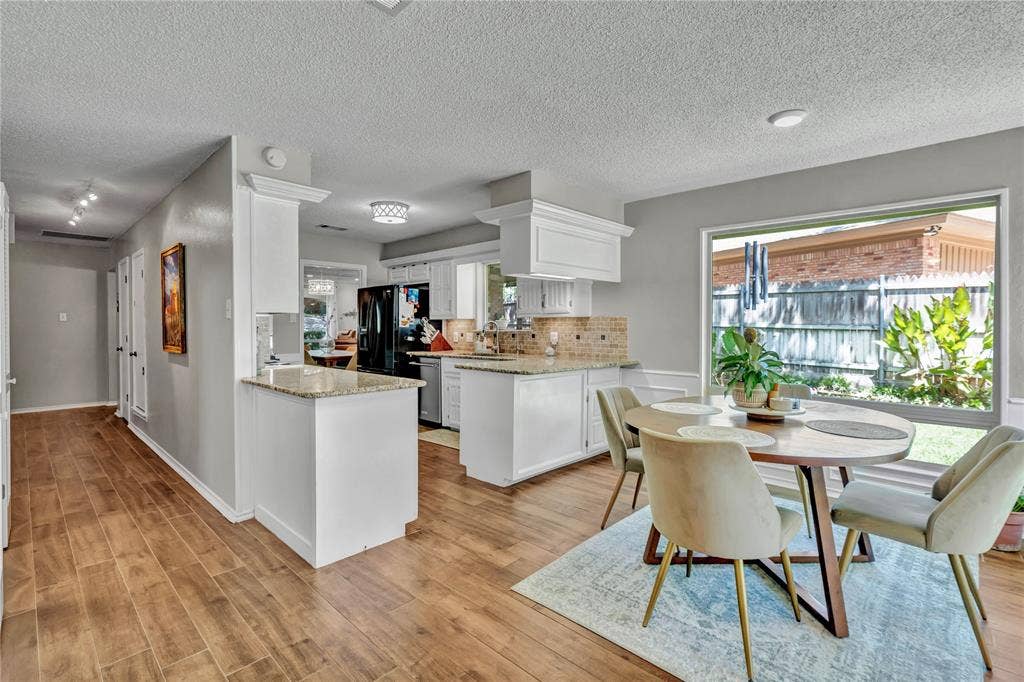 1830 Rhinevalley Drive, Arlington, TX 76012 Breakfast nook is spacious and comfortable