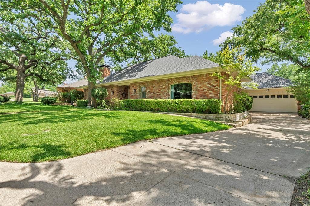 1830 Rhinevalley Drive, Arlington, TX 76012 Driveway leads to the attached garage