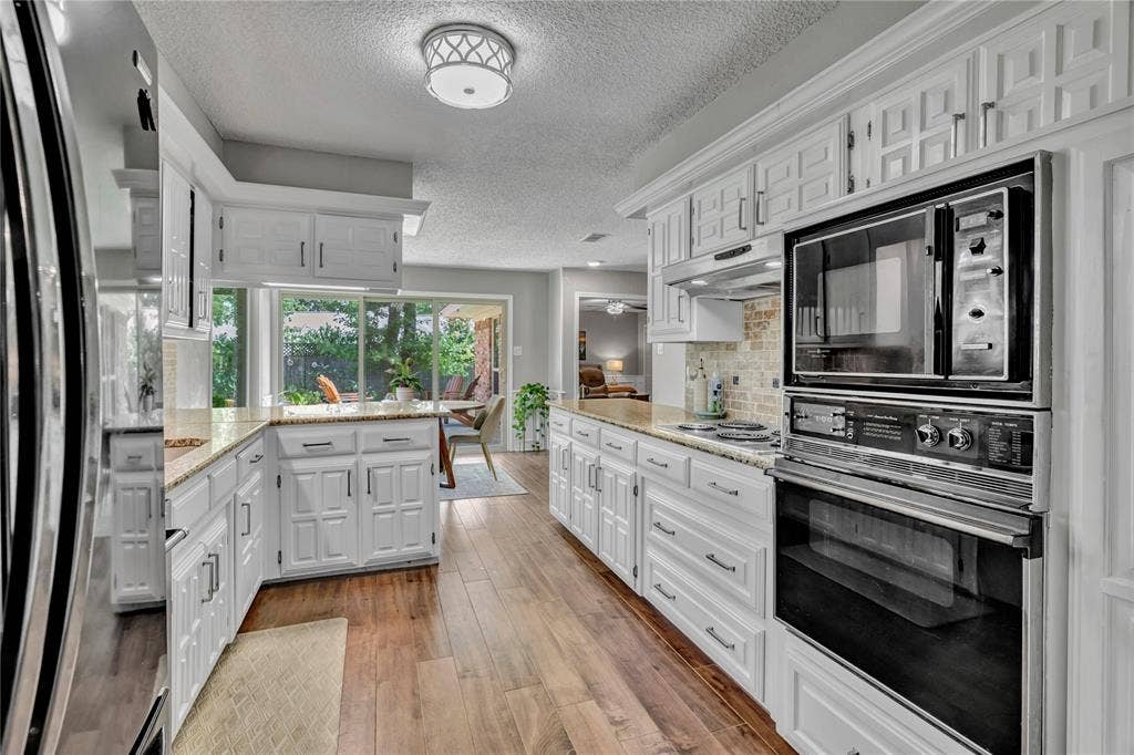 1830 Rhinevalley Drive, Arlington, TX 76012 Kitchen is bright and cheerful with Granite counter tops