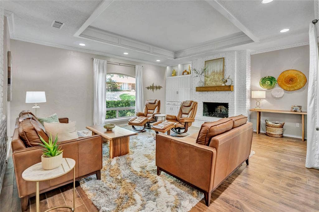 1830 Rhinevalley Drive, Arlington, TX 76012 Living room is light and bright and roomy
